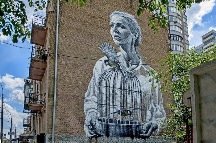 Мурал «Дівчина з птахами та кліткою»