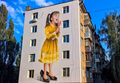 Мурал «Дівчинка в маминих туфлях»