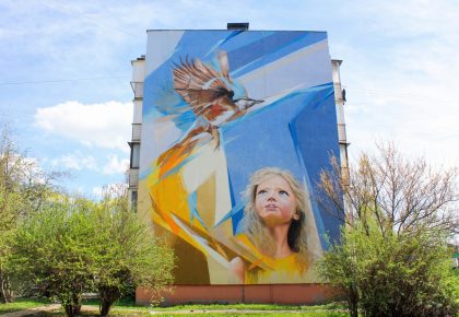 Мурал «Дівчинка з птахою»