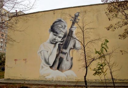 Мурал «Дівчинка зі скрипкою»