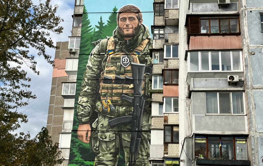 Мурал «Бути воїном – жити вічно» на проспекті Червоної Калини, 41/1