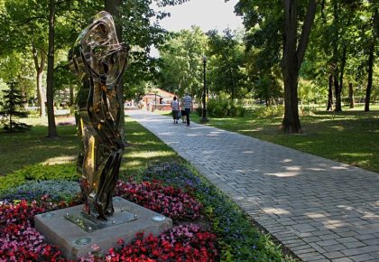 Скульптура «Любов-всесвіт»