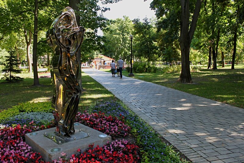 Скульптура «Любов-всесвіт»
