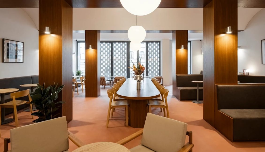 У кондитерській O’CAKE на Подолі з’явився керамічний мурал від WaOne