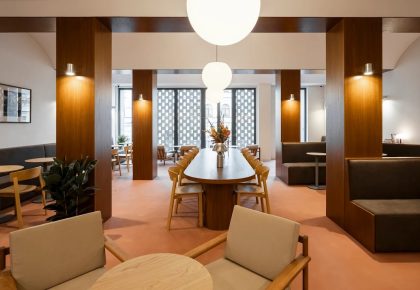 У кондитерській O’CAKE на Подолі з’явився керамічний мурал від WaOne